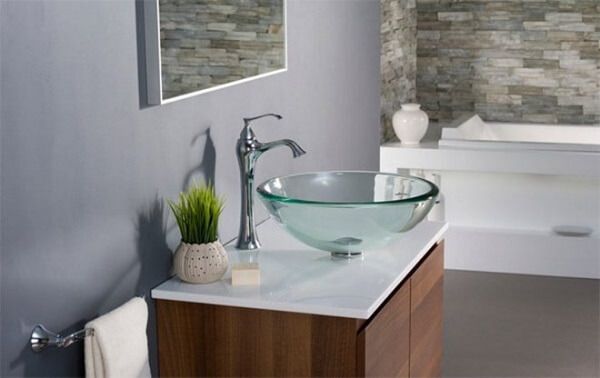 Phòng tắm với bồn rửa hình oval