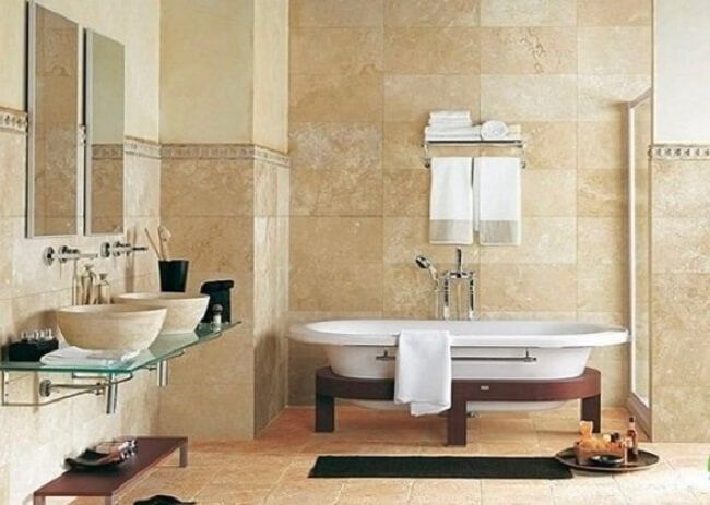 Nhà tắm được thiết kế với gạch ốp tường vân đá