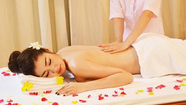 Massage toàn bộ cơ thể sau khi xông hơi