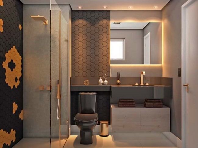 Phòng tắm với gương soi và tủ lưu trữ được xi vàng