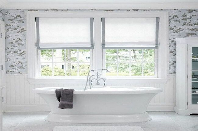 Rèm cuốn trơn dành cho vị trí cửa sổ gần bồn tắm