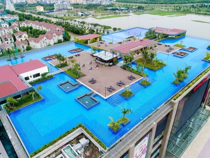 Bể bơi sân thượng Vincom Plaza - Long Biên